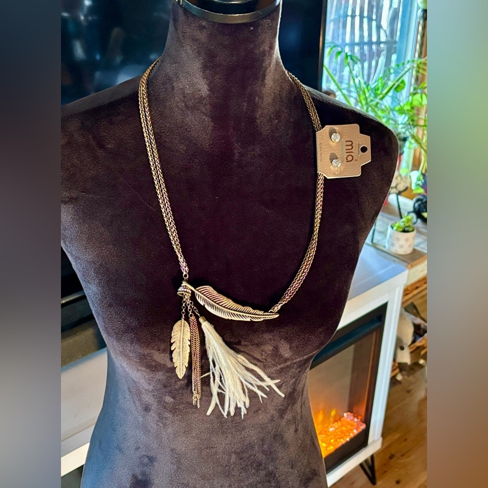 ⭐️MIA Inspirations by Kim Min Sun Feather Necklace and Earrings Set⭐️ NWT